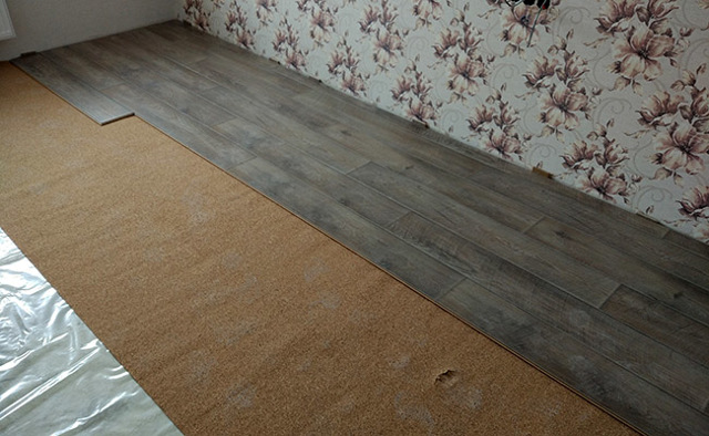 Процесс укладки ламината на бетонный пол с подложкой