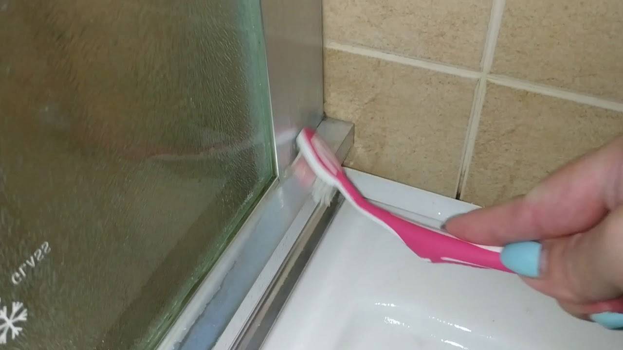 Какими средствами отстирать плесень на шторке для ванной?