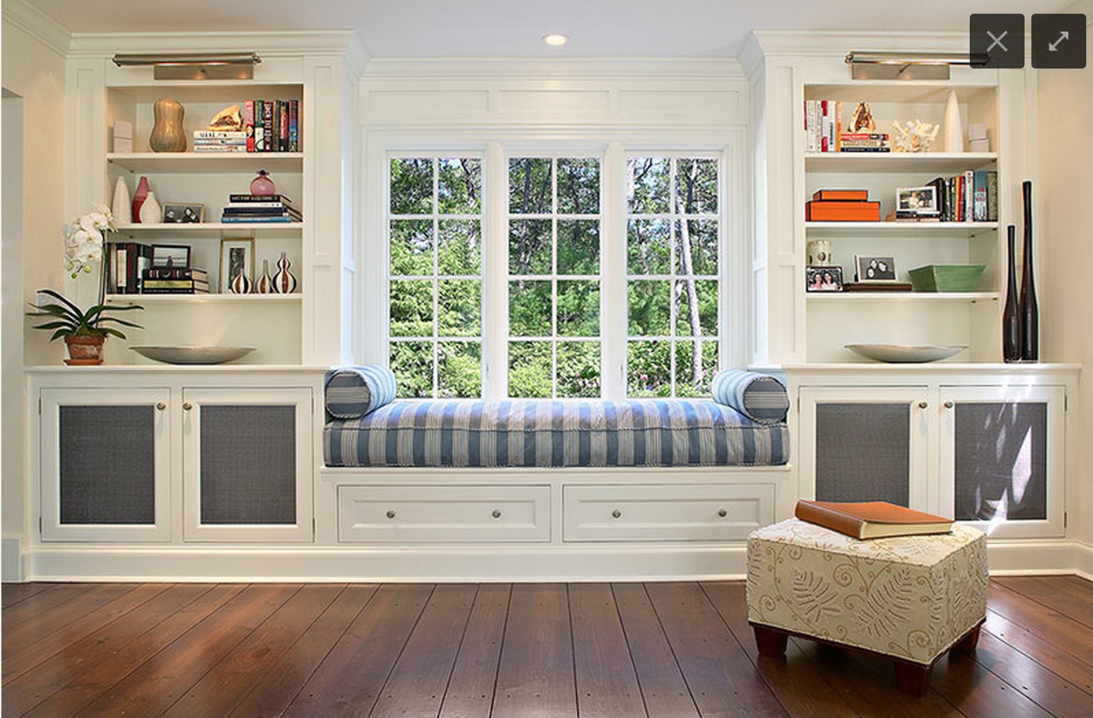 Широкий мягкий подоконник-диван в интерьере: как использовать и украсить, уютный декор на кухне, в спальне - 33 фото