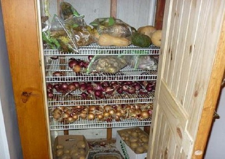 Как сохранить лук свежим в холодильнике. Шкаф для хранения овощей на балконе. Ящик для хранения овощей на балконе. Хранение картофеля в шкафу. Ящик в подвал для хранения картофеля.