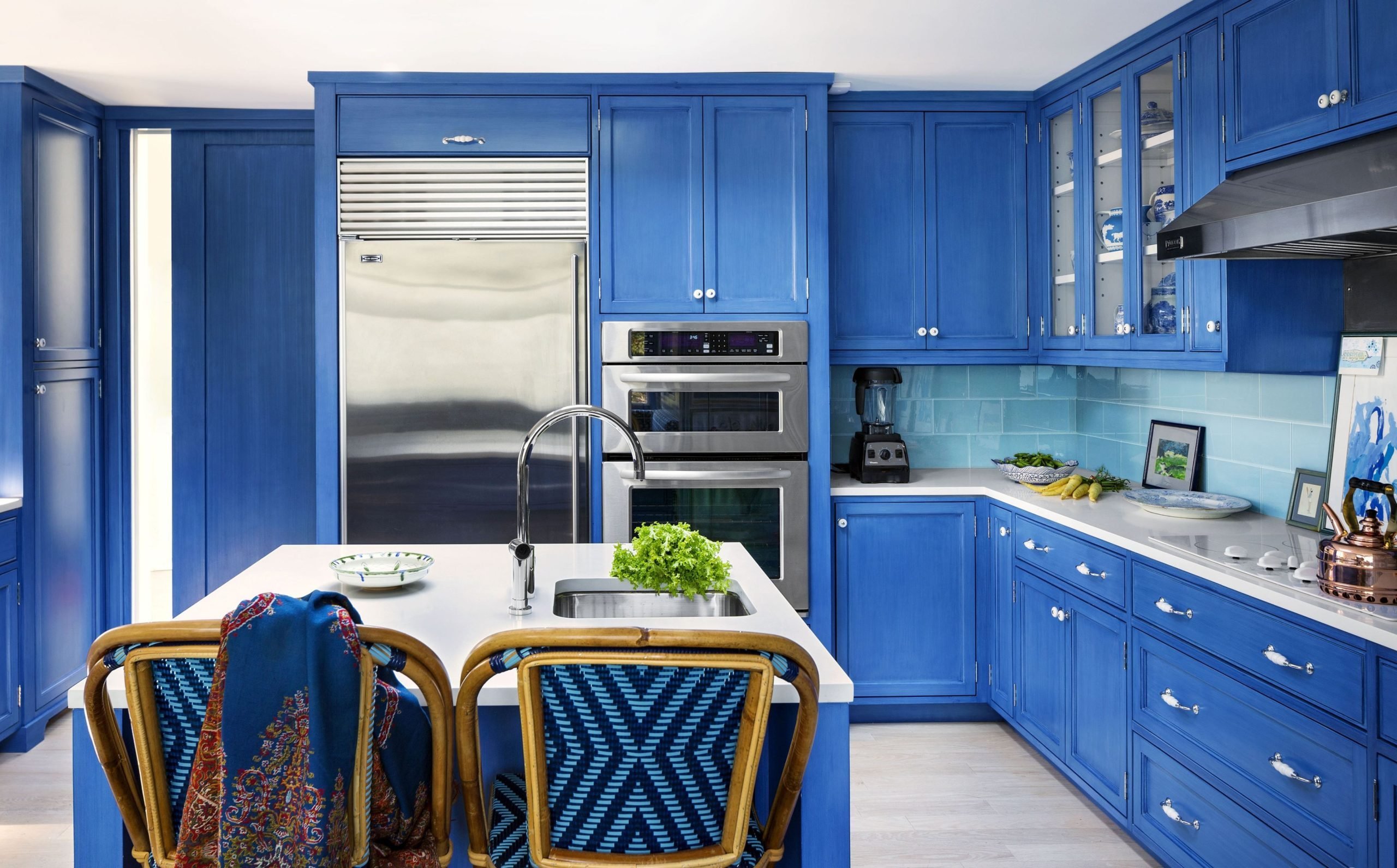 синяя мебель в интерьере кухни