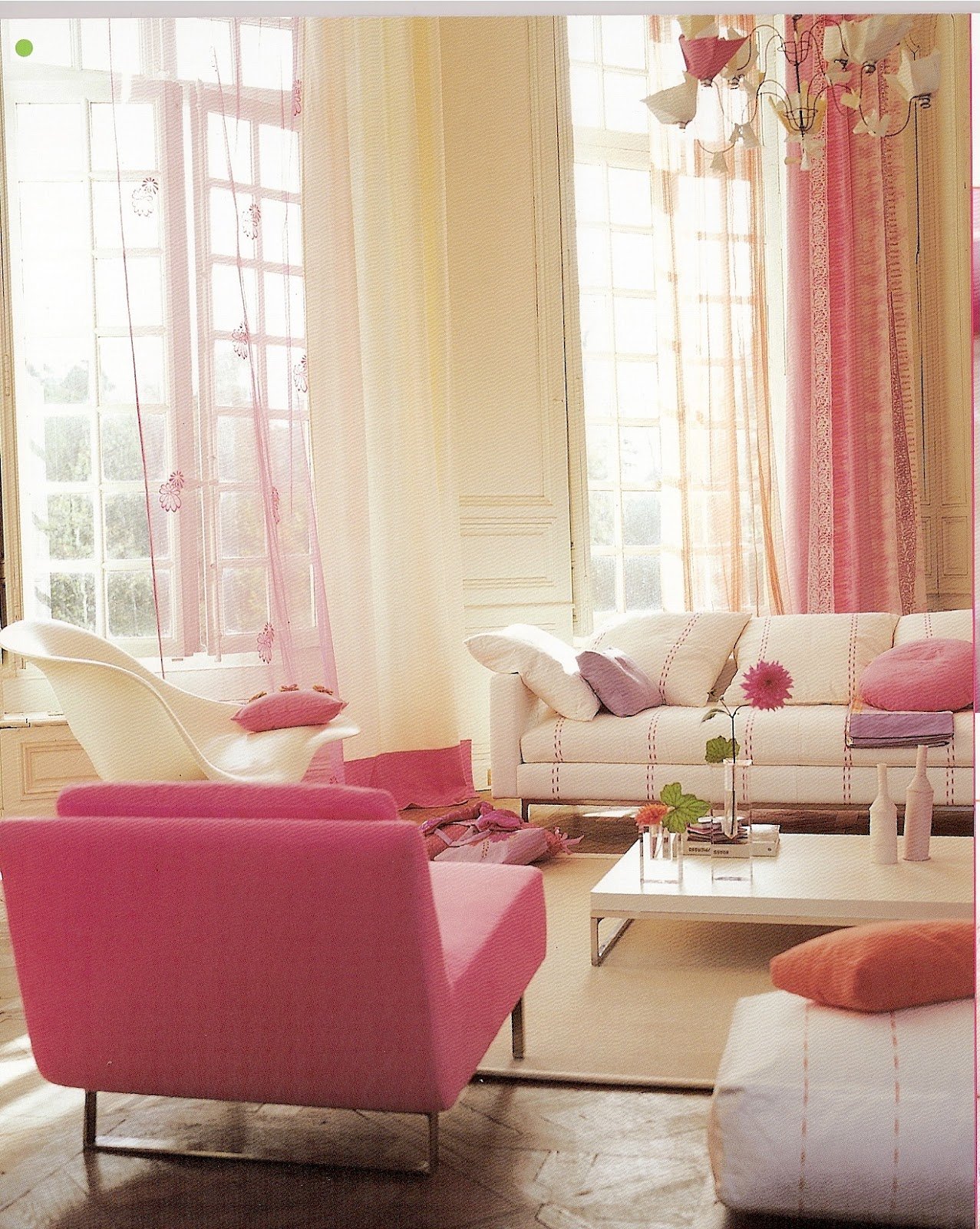 розовый диван в бежевом интерьере