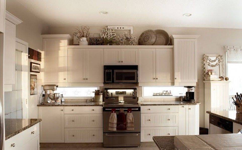 10 полезных идей для оформления места над кухонными шкафами