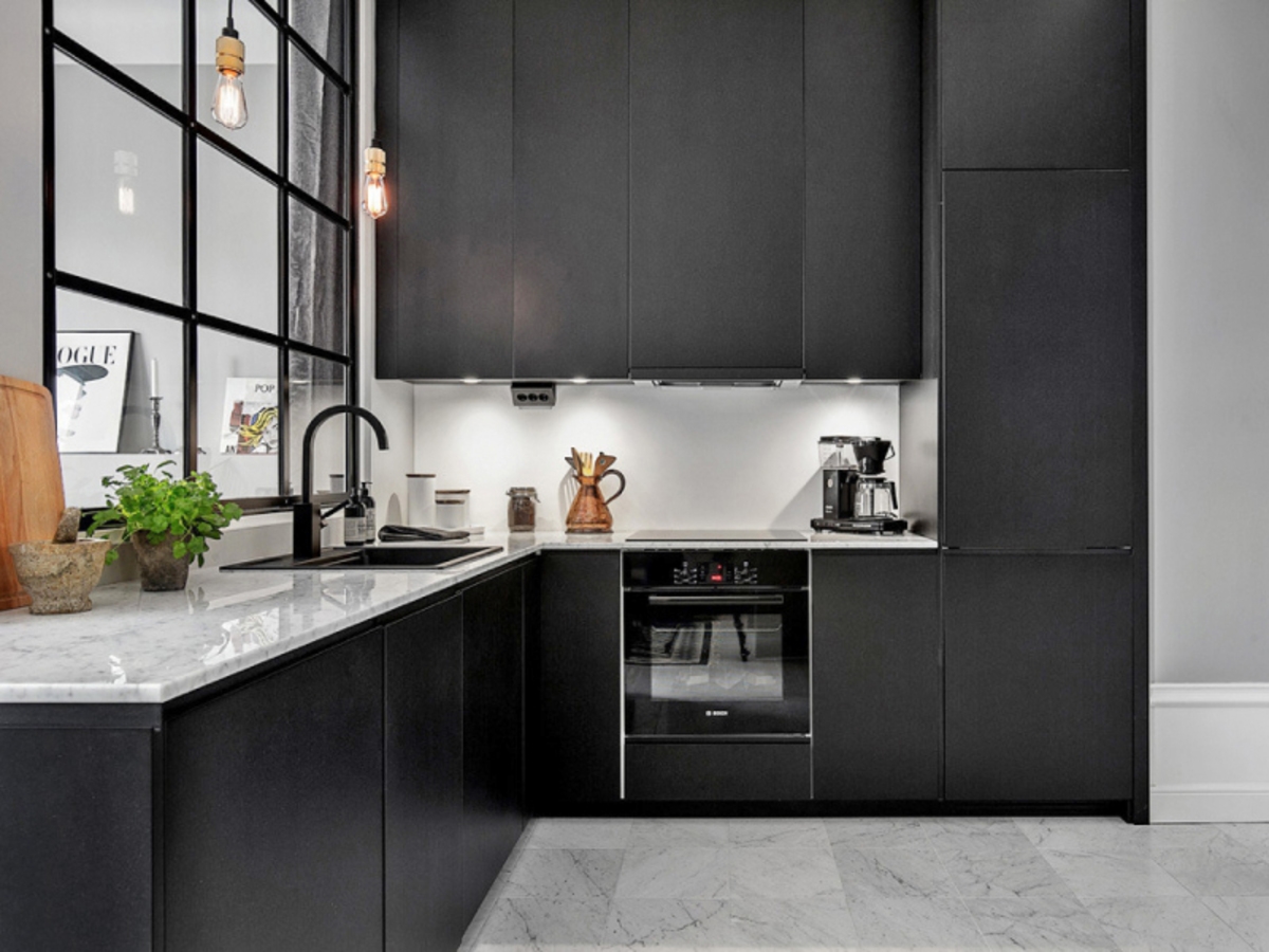 Черная кухонная столешница — плюсы и минусы. в какие интерьеры вписывается черная столешница?