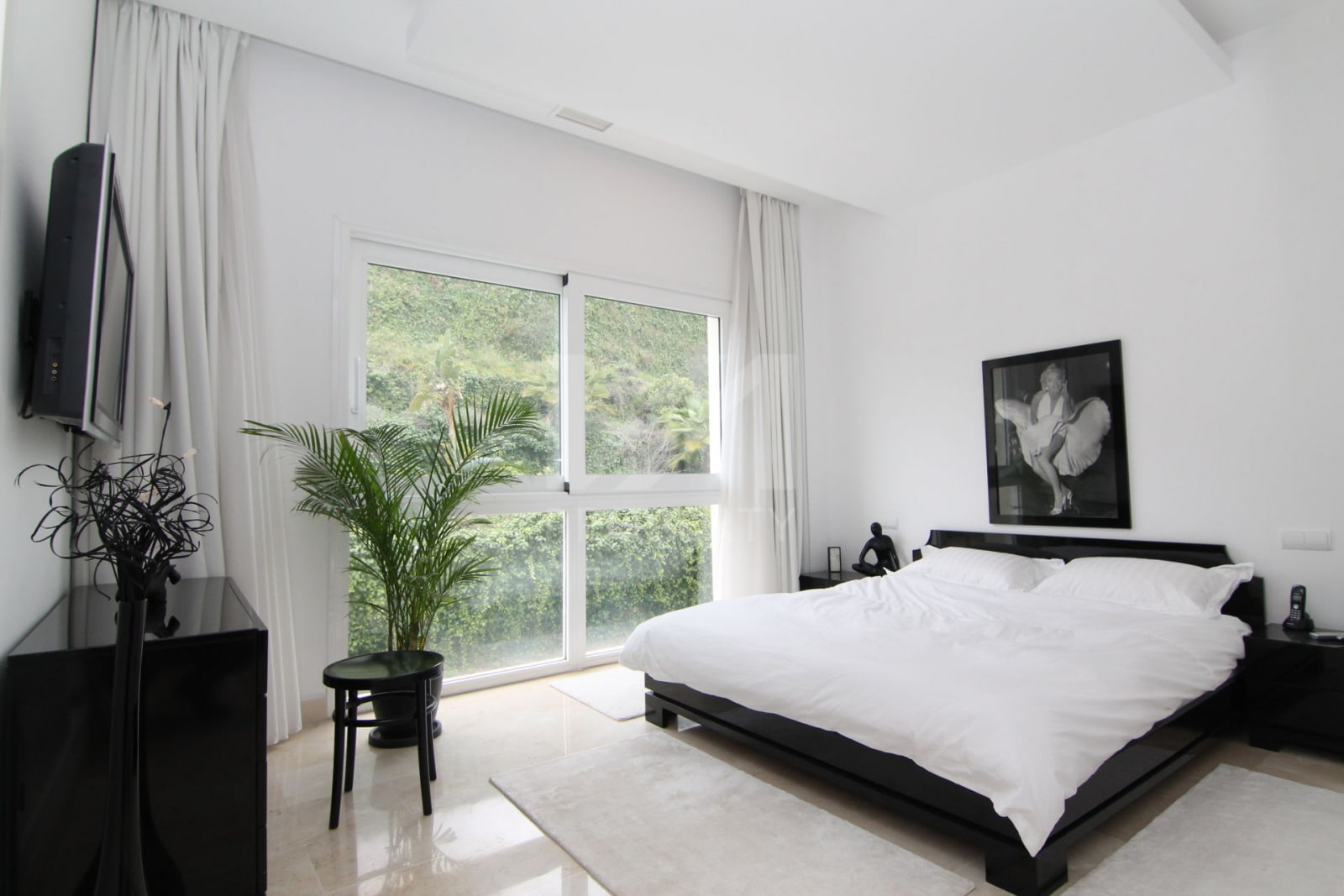 Черно-белая спальня: фото интерьера маленькой черной спальни в современном стиле