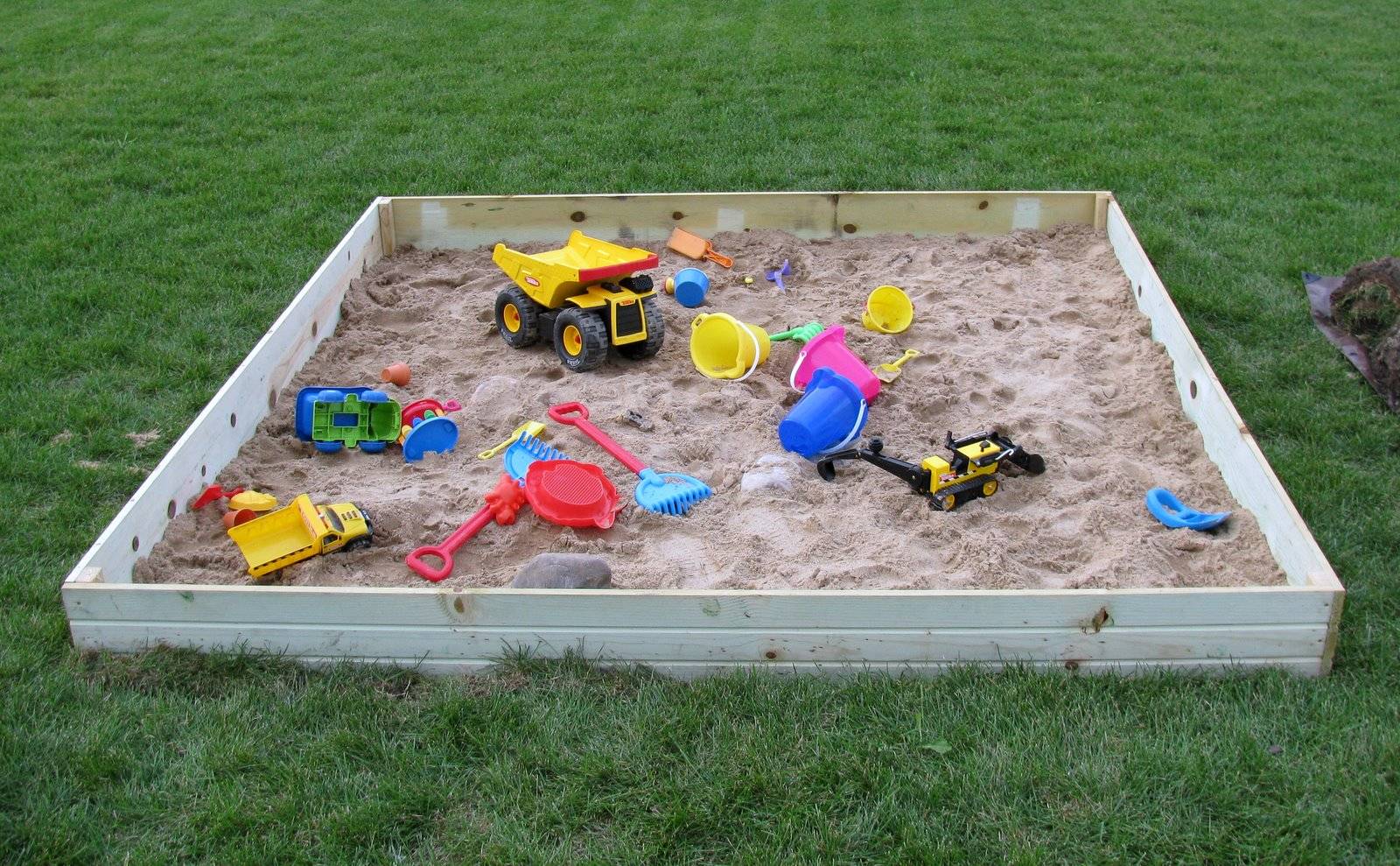 Детская песочница для дачи своими руками: чертежи, варианты, материалы, выбор песка