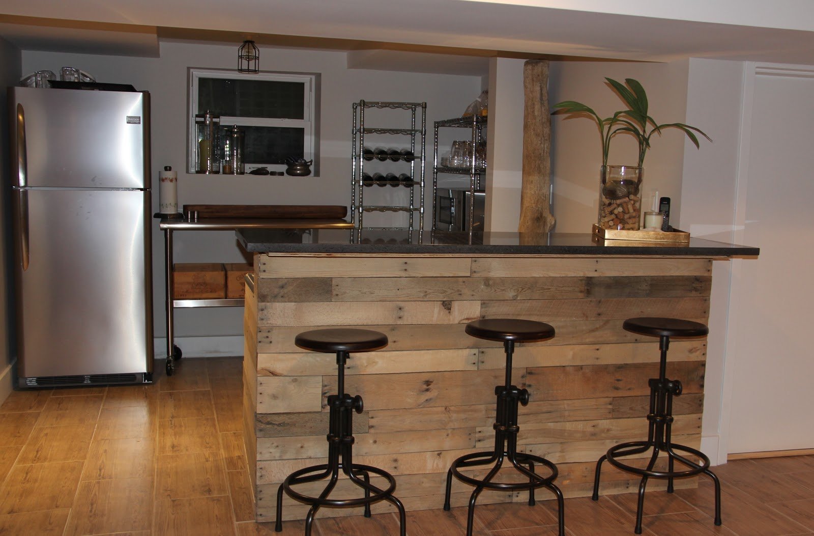 Высота барной стойки на кухне и особенности её размеров для разных помещений