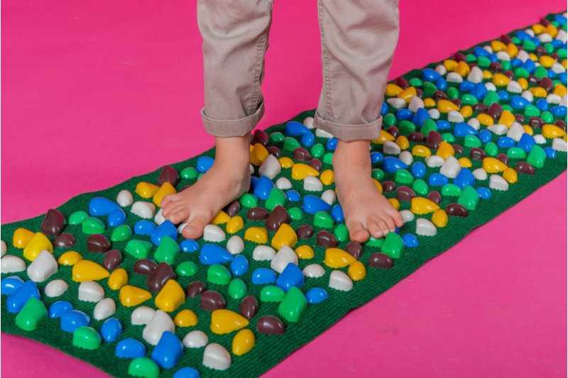 Как сделать массажный коврик для детей своими руками?