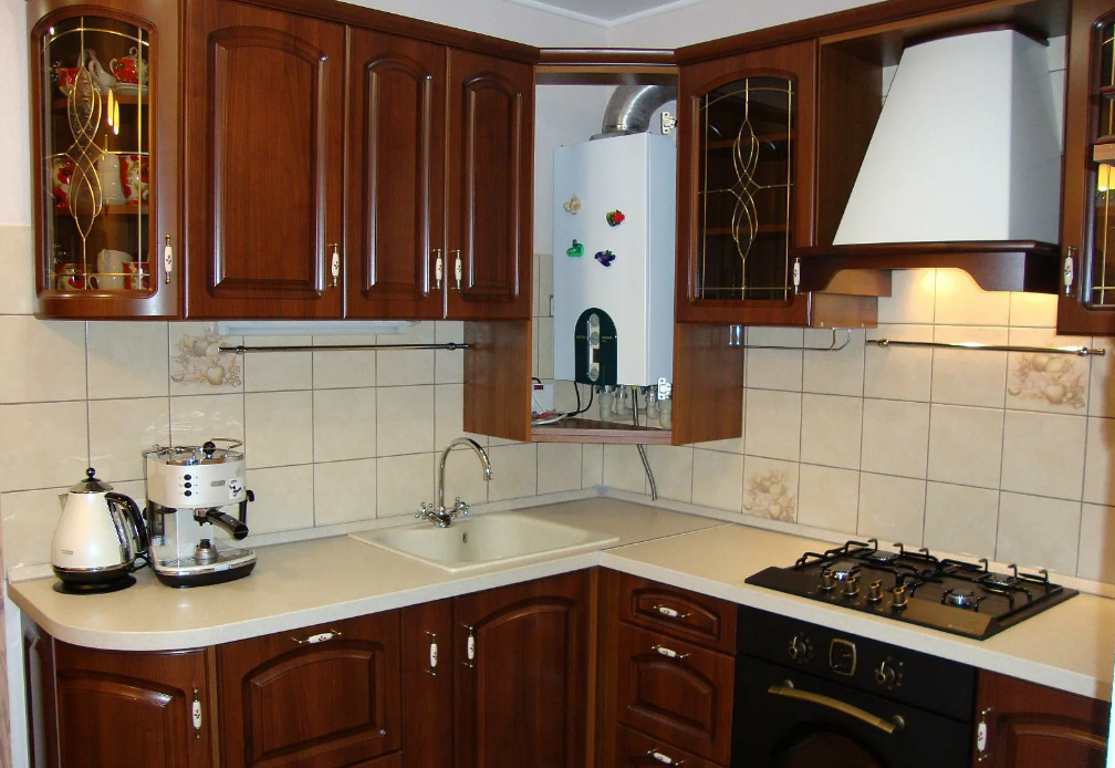 Кухни с колонкой в «хрущевке» (53 фото): варианты дизайна маленьких и угловых кухонь с газовой колонкой, планировки с кухонным гарнитуром и холодильником