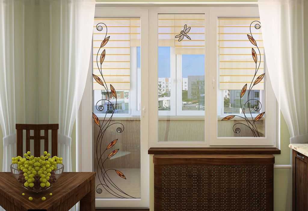 Как красиво оформить окно с балконной дверью?