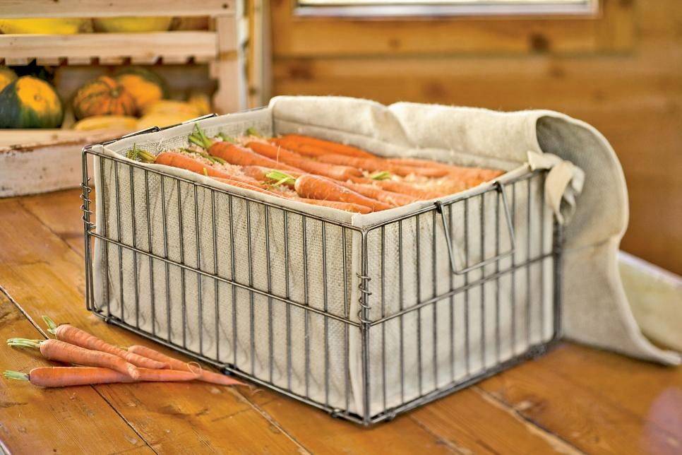 Как хранить морковь в квартире. Ящик для хранения моркови. Ящик для хранения моркови в песке. Морковь в ящике. Ящик для моркови в погребе.