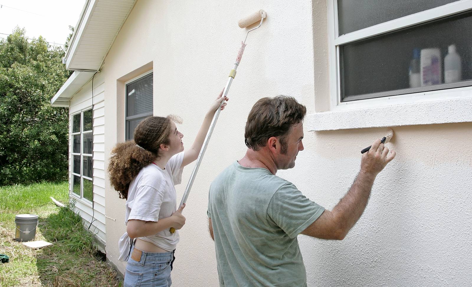 Покраска ремонт фасада. Покраска фасада дома. Покрасить дом снаружи. Покраска стен фасада. Крашенный фасад дома.