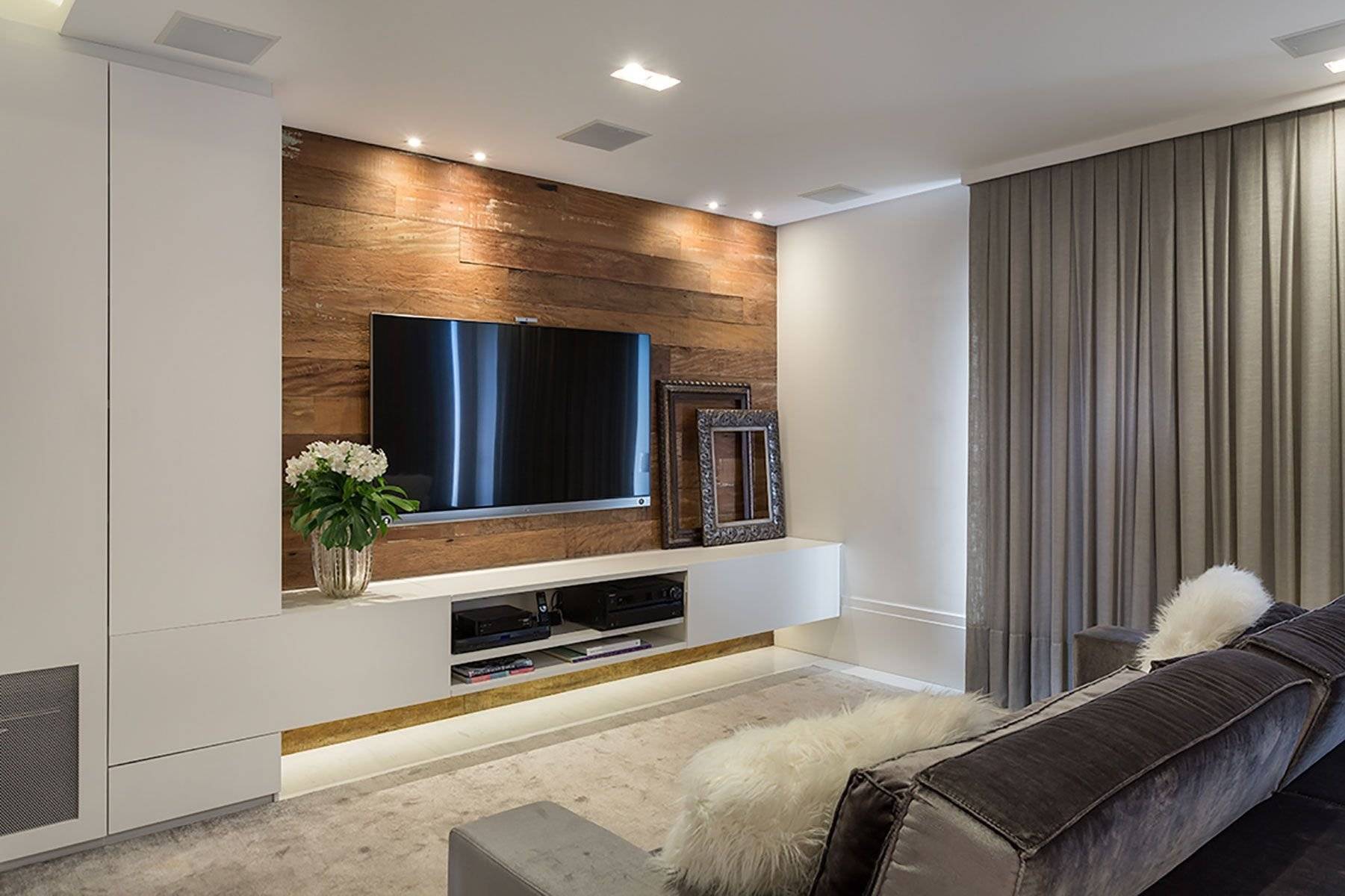 оформить стену в гостиной с телевизором современном стиле