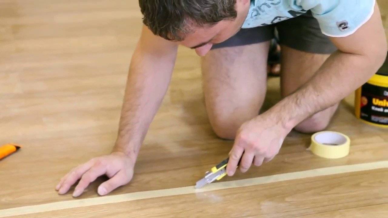 Как заделать стыки линолеума на полу?