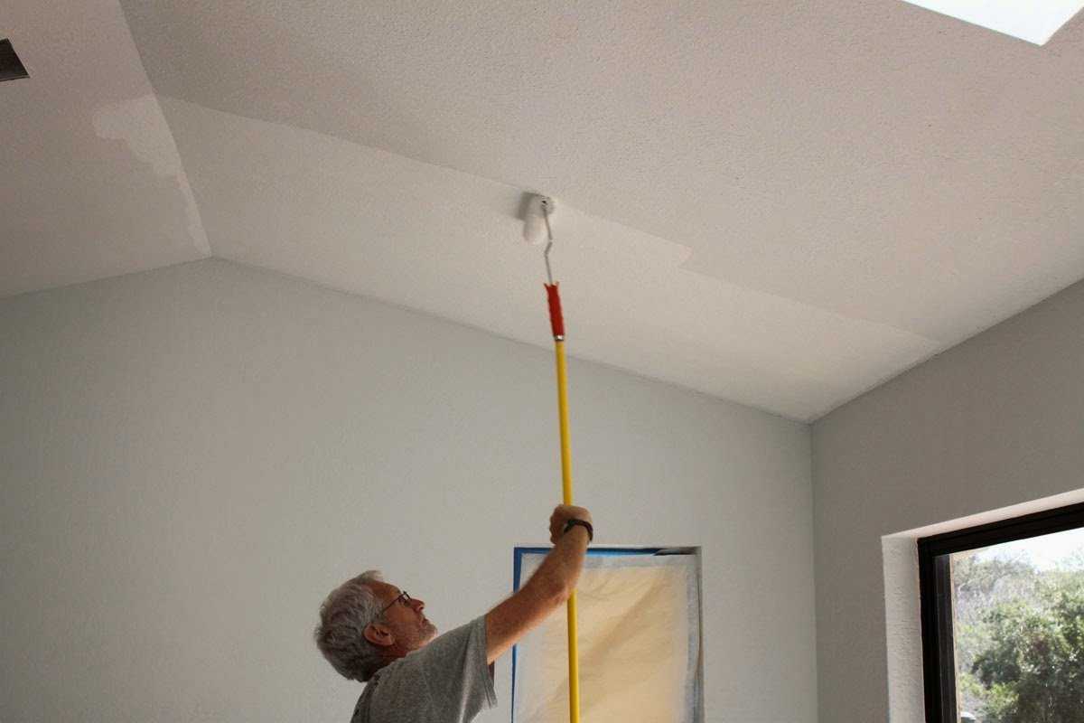 Как красить потолок фактурной краской