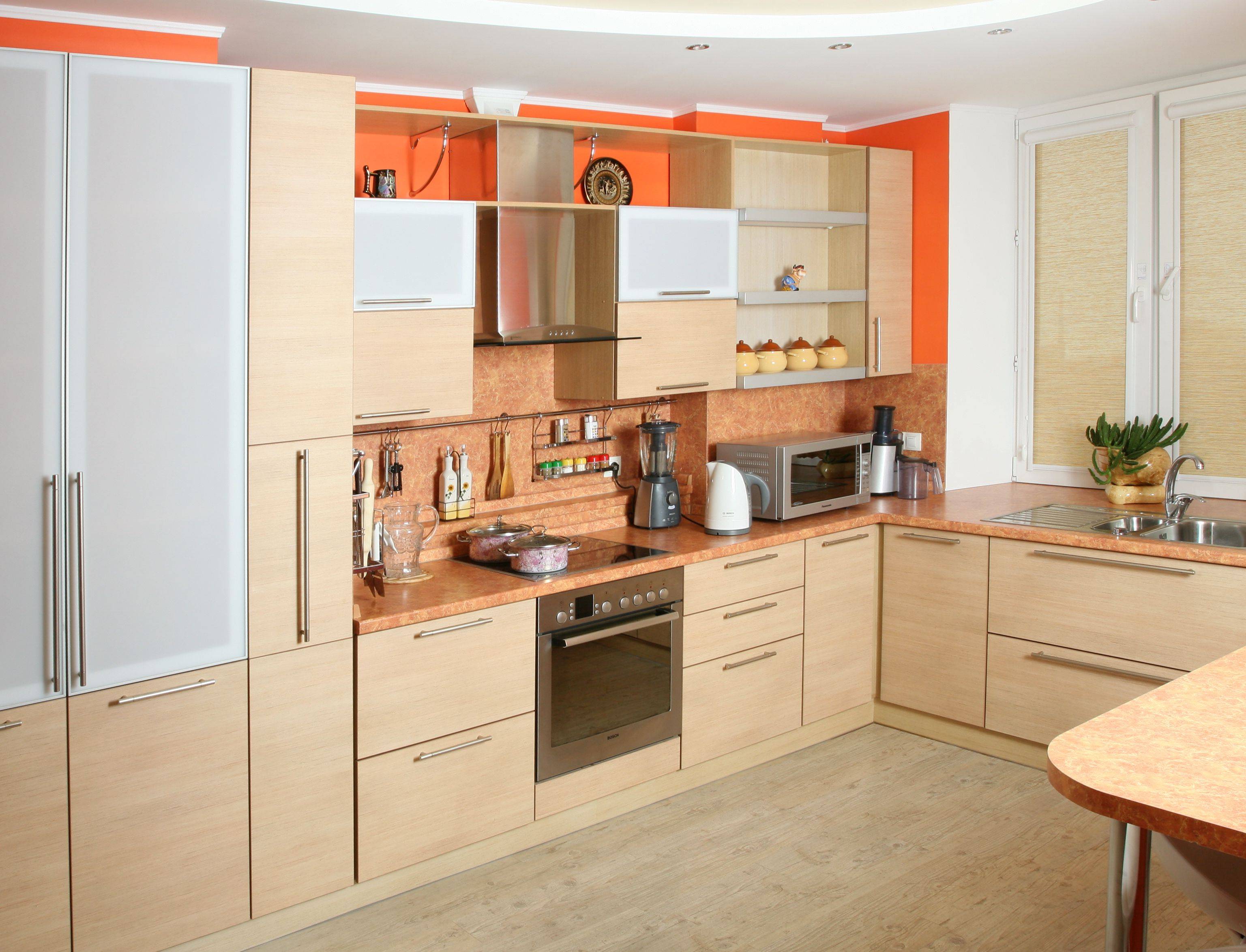 Форум какая кухня лучше. Кухонный гарнитур. Персиковая кухня в интерьере. Кухня персикового цвета. Персиковый цвет в интерьере кухни.