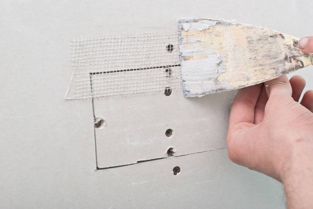 Ремонт потолка из гипсокартона: как заделать дырку, устранить трещины и исправить провис своими руками