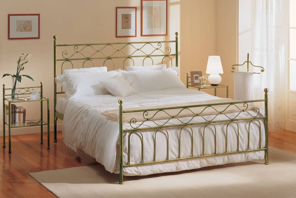 Красивые кровати в спальню, кованые ложа в различных стилях, критерии выбора качественной модели - 35 фото