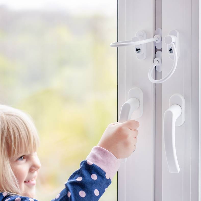Виды защиты на пластиковые окна для безопасности ребенка: замки, защелки, ручки с крючком и блокиратор