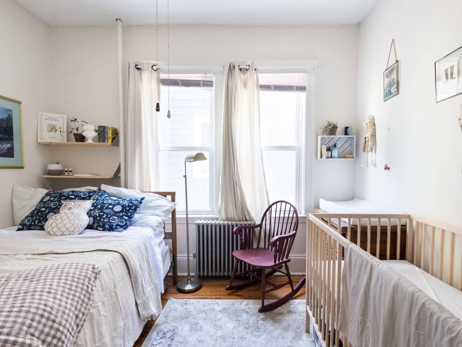 Как расставить мебель в маленькой спальне: фото, с детской кроваткой, 12 кв. м, 9 кв. м, с окном, в хрущевке