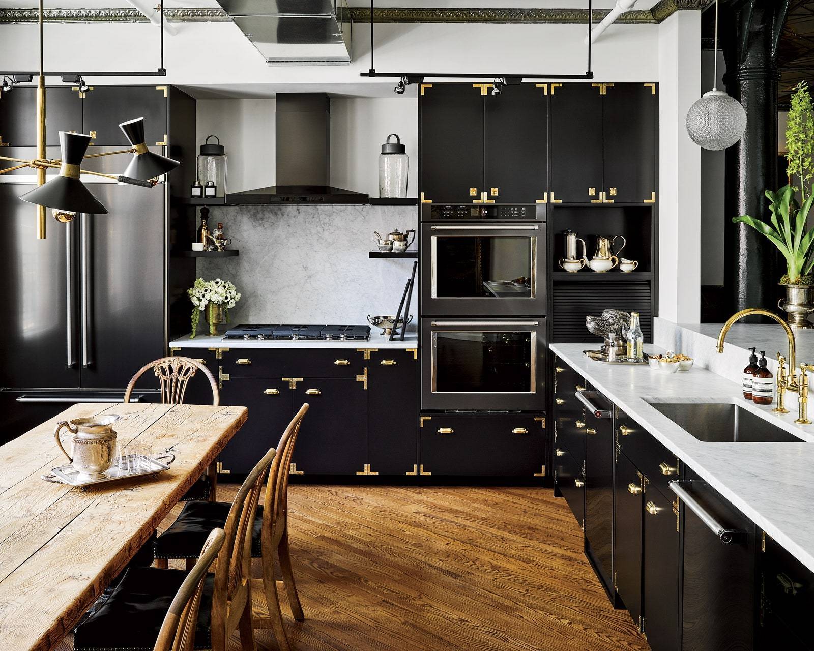 Дизайн кухни с черным гарнитуром: 90 стильных фото и идей