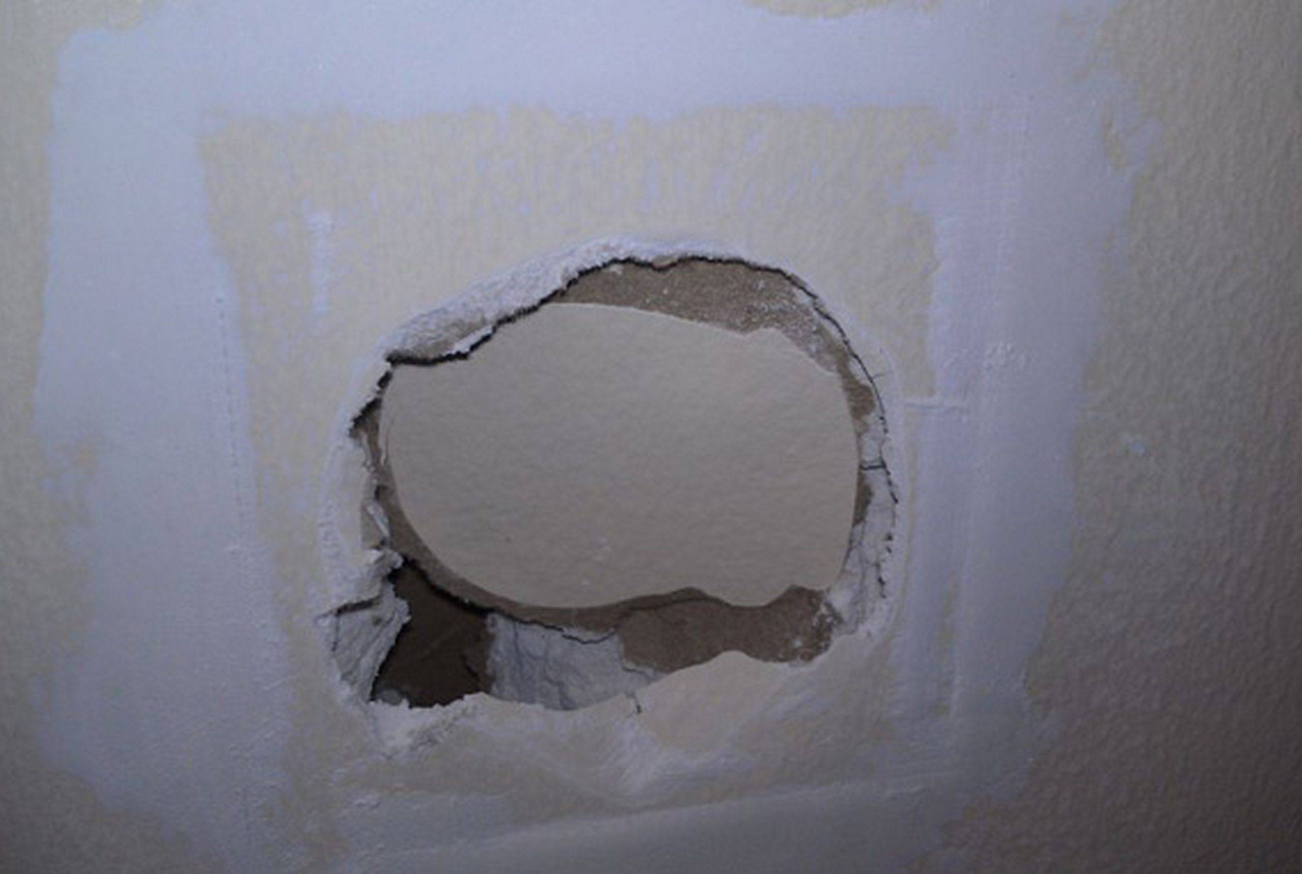 Отверстия стеновые. Замазка отверстий в стене. Для замазывания дыр в стене. Заделать отверстие в стене. Заделать дыру в стене.