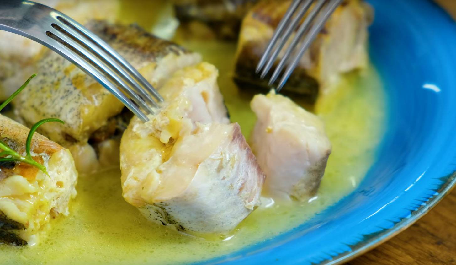 Пп минтай на сковороде — 7 рецептов с овощами и подливой (с фото и кбжу)