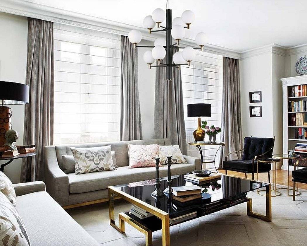 белые шторы в интерьере гостиной в современном стиле