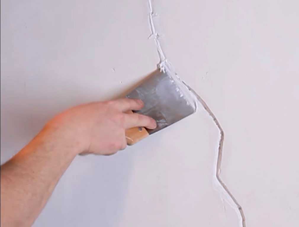 Усадочные трещины в штукатурке. Усадочные трещины в цементной штукатурке. Замаскировать трещину на белой стене. Чем заделать трещины на потолке под покраску.