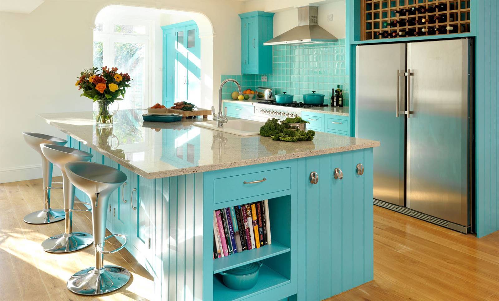 кухонный гарнитур бирюзового цвета в интерьере