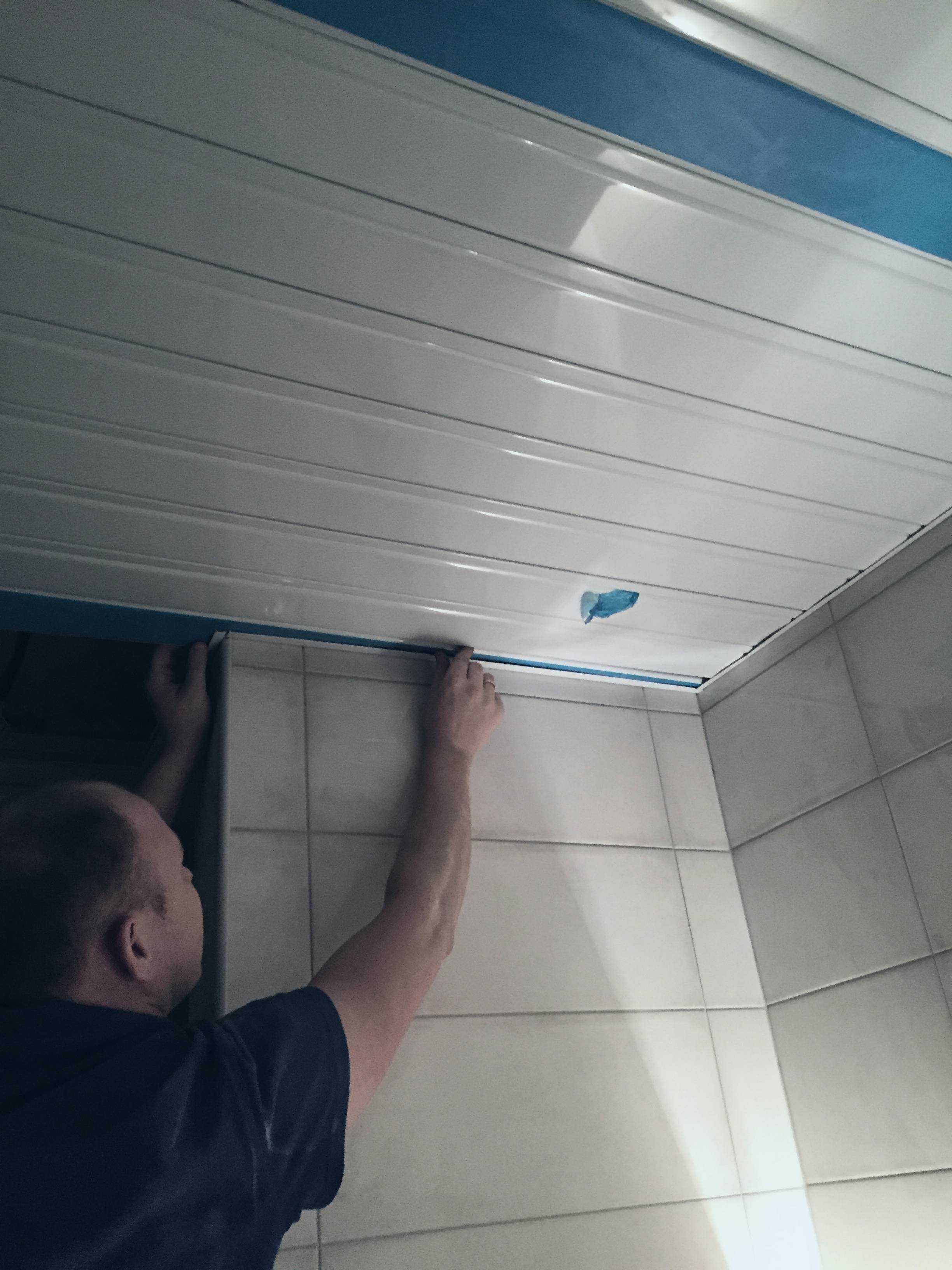 Реечный потолок в ванной комнате: монтаж своими руками + видео