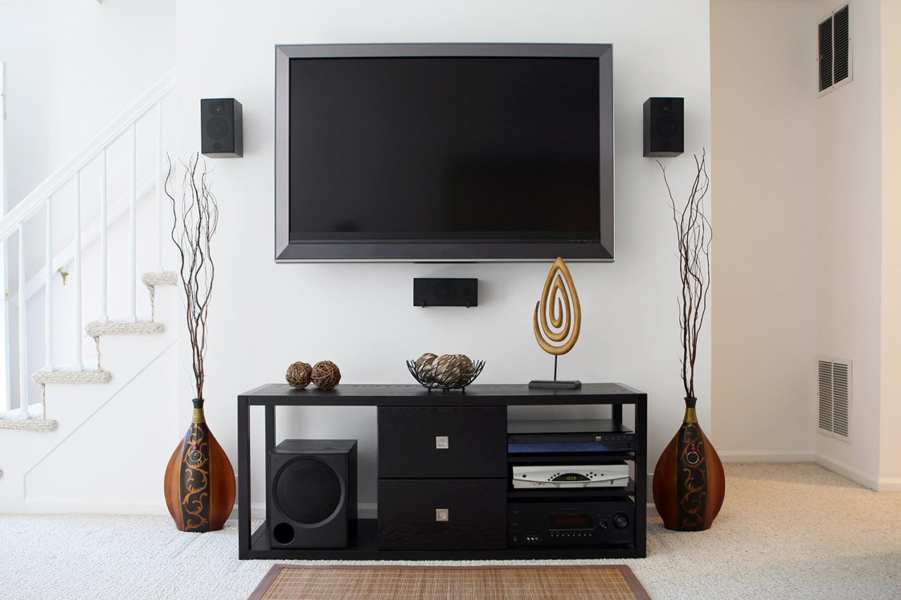 Как спрятать красиво провода в квартире от телевизора на стене