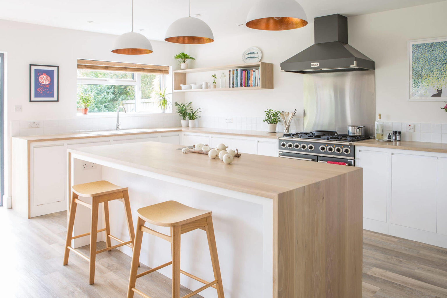 Белая кухня с деревянной столешницей в скандинавском стиле