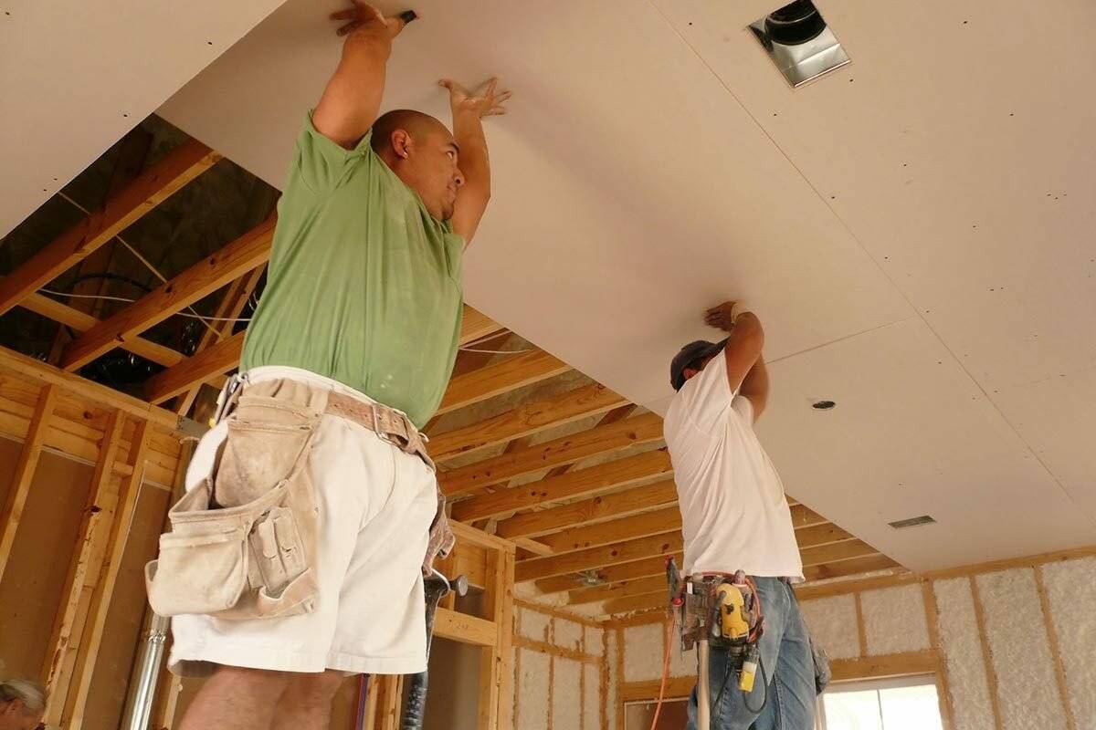Как сделать и чем отделать потолок в частном доме: устройство и ремонт своими руками