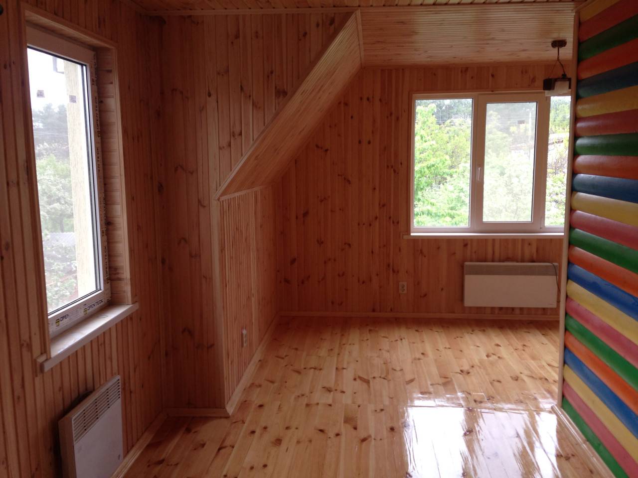 Чем обшить стены внутри 🏡 деревянного дома: какой материал выбрать и 🛠 рекомендации
