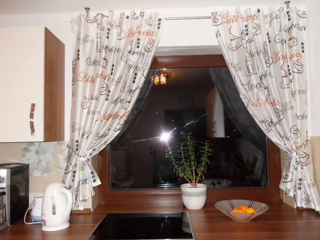 Короткие шторы на кухню: до подоконника, современные на маленькое окно, фото