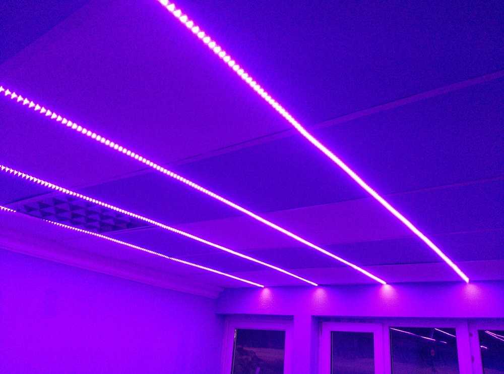Подсветка неоновой лентой. Фиолетовая РГБ подсветка. Неоновая лента RGB. Неоновая лента РГБ. Световая лента для натяжного потолка РГБ.