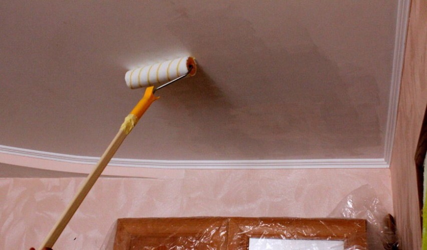 Покраска потолка водоэмульсионной краской: инструкция и рекомендации
