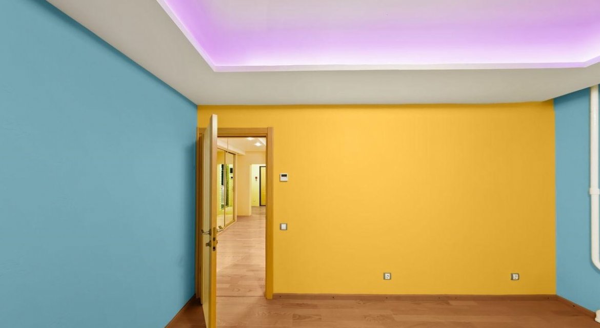 Покраска стен в комнате: технология разных видов исполнения (фото)