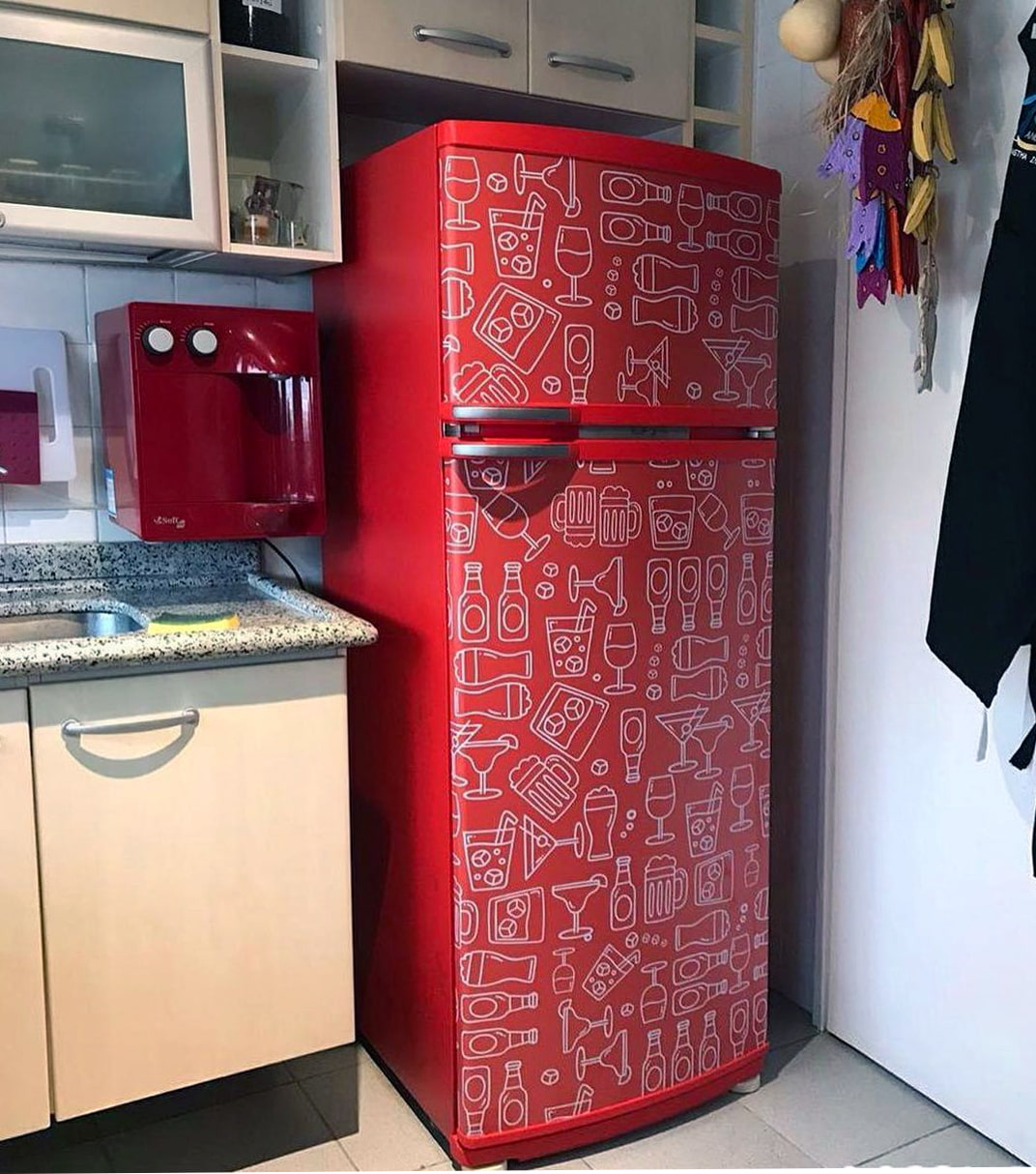 Зачем и чем декорируют холодильник - 28 фото примеров