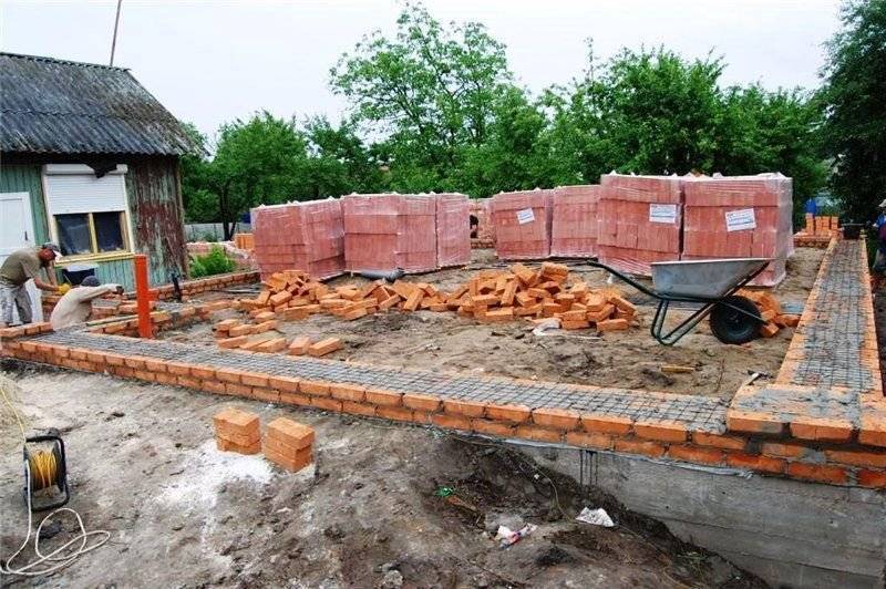 Строим самостоятельно цоколь из кирпича на ленточный фундамент