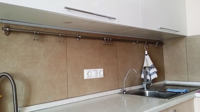 Подробно инструкция по монтажу рейлингов на кухне, установка своими руками