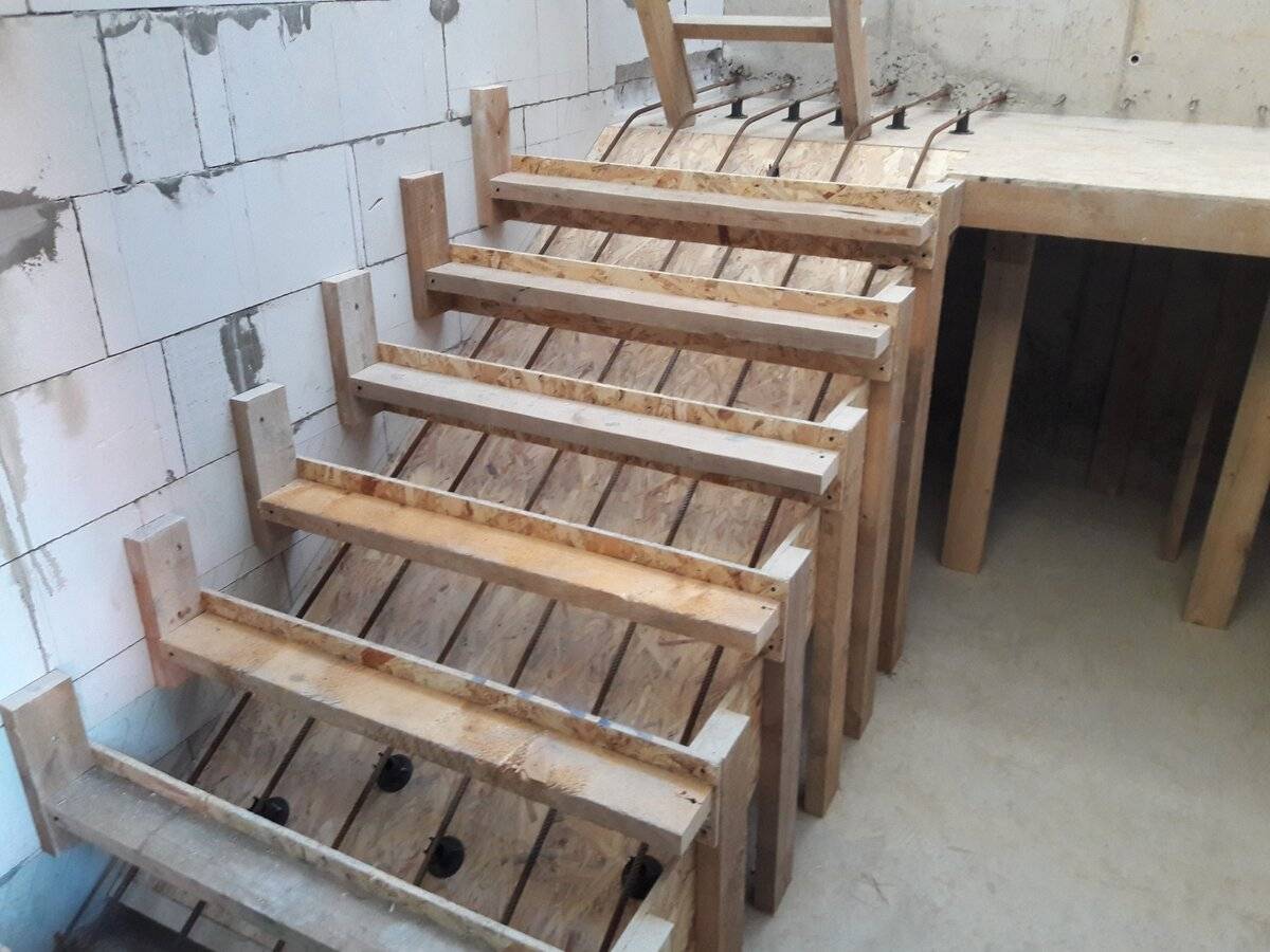 Заливка лестницы из бетона