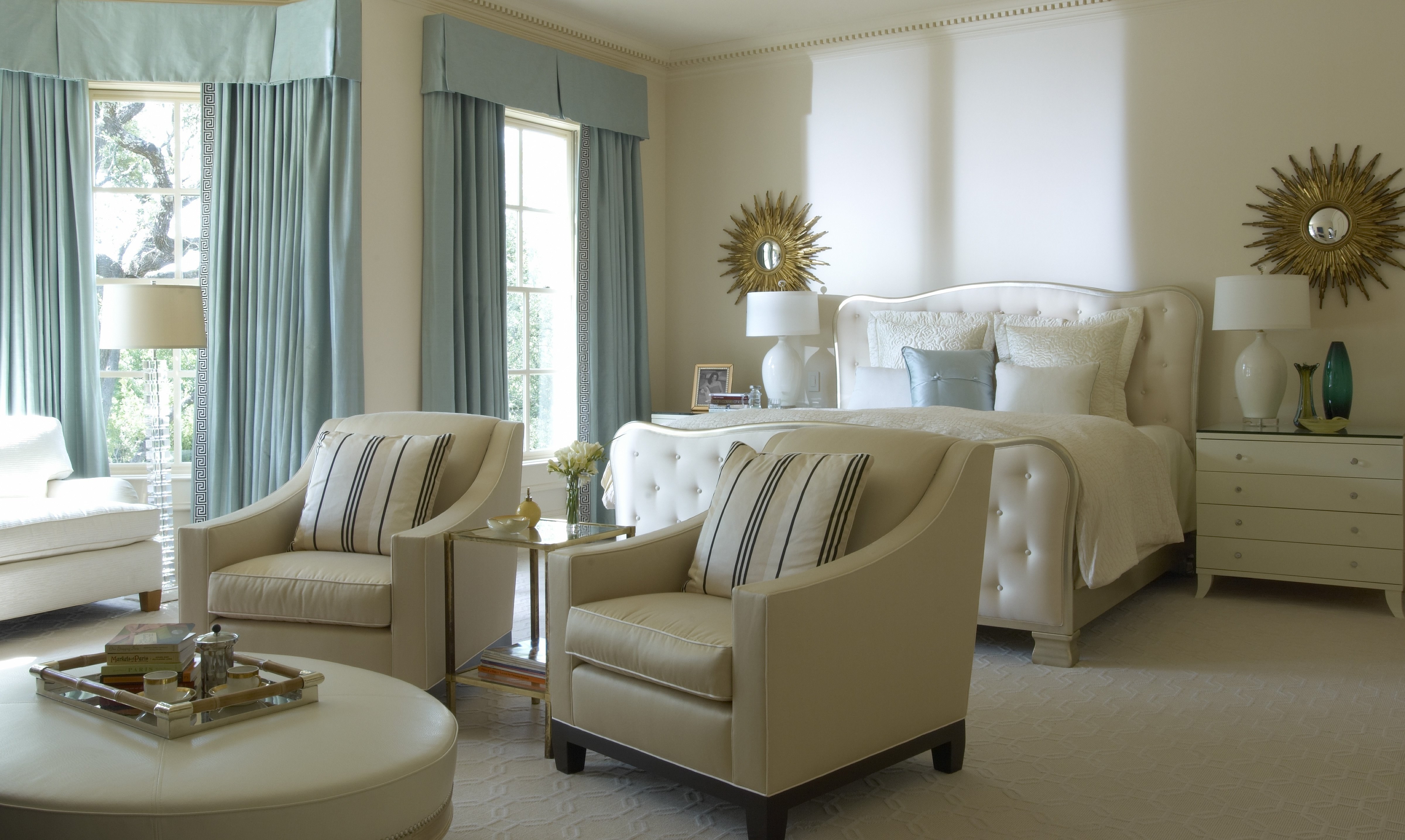Белый диван: виды, дизайн, сочетание с обоями и шторами, 70 фото в интерьере