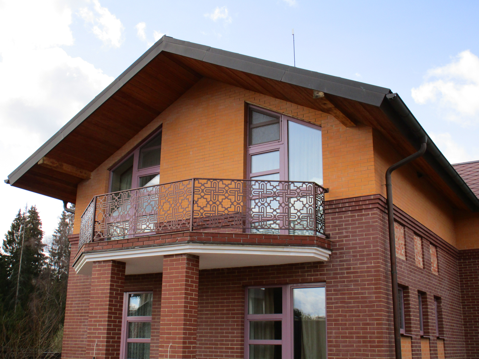 Двухэтажный дом с балконом: проект дизайна оформления, фото примеров с террасой