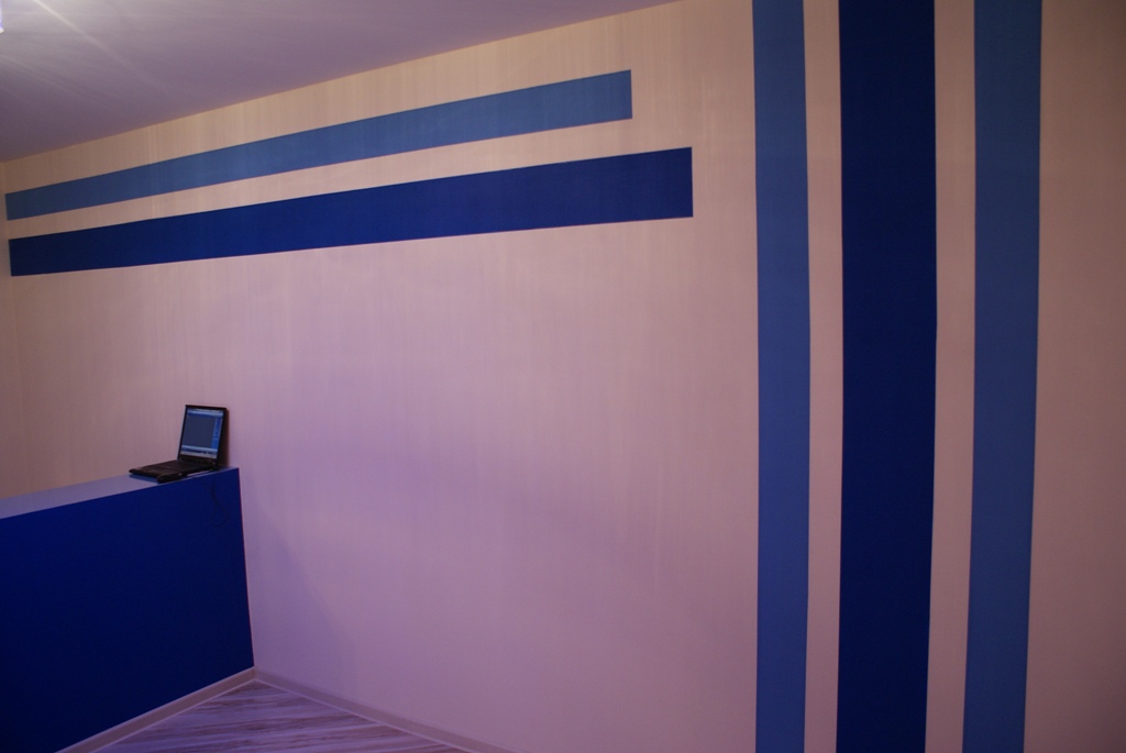 Покраска стен в квартире: как выбрать краску по рейтингу, варианты и рекомендации, как красить своими руками для начинающих и идеи оформления однотонной краской, комбинации разных цветов