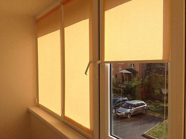 Какие шторы на балкон выбрать: виды, цвет, советы