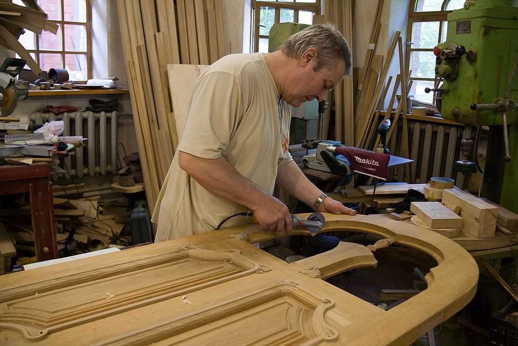Чем покрыть деревянную мебель, масло или лак для мебели