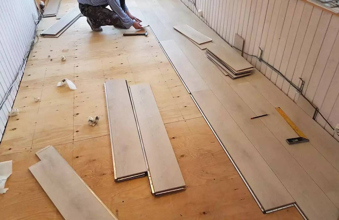 Укладка ламината на деревянный пол: видео инструкция как положить