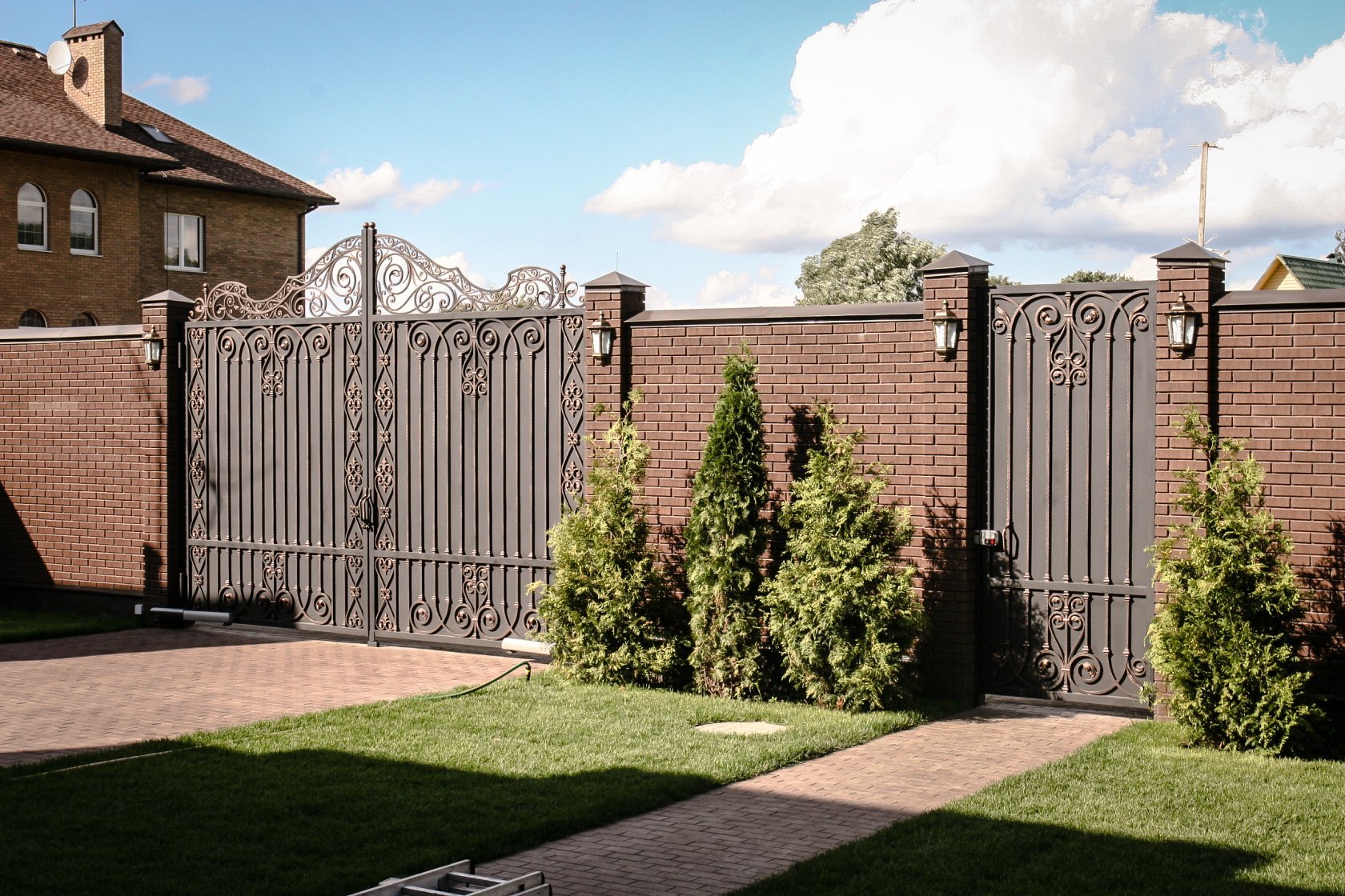 Заборы в долгопрудном. Красивый забор. Ворота на участок. Забор коттеджа красивый. Красивый фасадный забор.